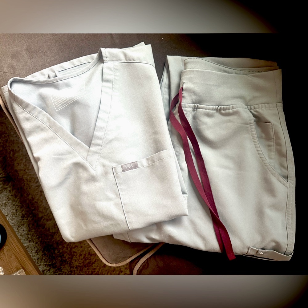 Figs scrub set color cement, catarina top M and high waisted Yola skinny pants M